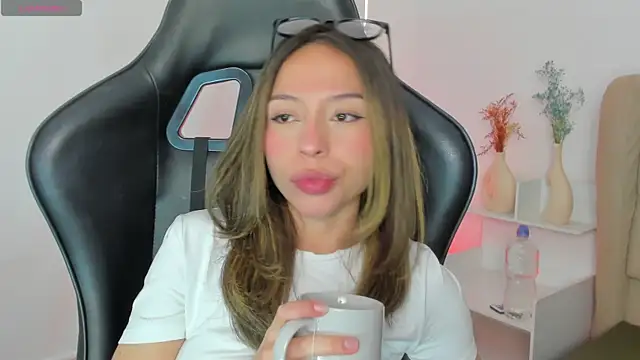 Snapshot of LuluuBerry chatting on 11.29.25 LuluuBerry online show from 11.29.25