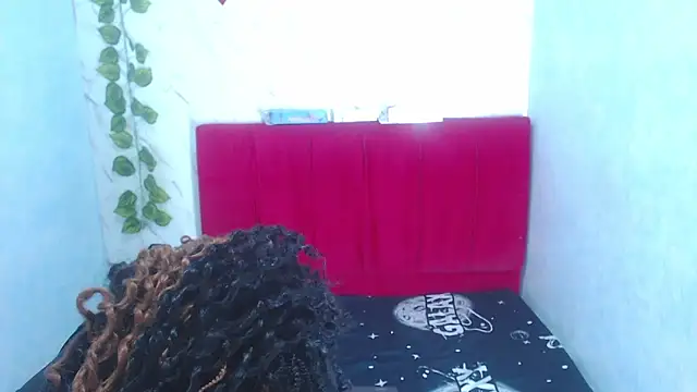 Snapshot of akiracampell chatting on 11.21.25 akiracampell online show from 11.21.25