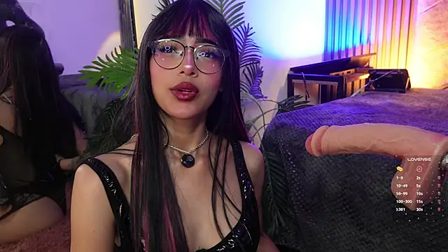 Snapshot of _ViolletteNoir_ chatting on 04.21.26 ViolletteNoir online show from 04.21.26