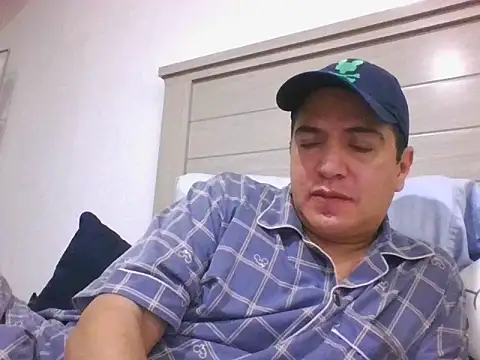 Snapshot of yayo_33 chatting on 11.10.25 yayo 33 online show from 11.10.25