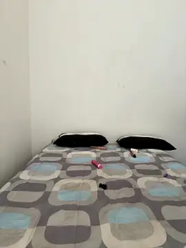 Snapshot of NiaLong21_ chatting on 11.16.25 NiaLong21 online show from 11.16.25