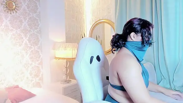 Snapshot of paris_lux chatting on 11.15.25 paris lux online show from 11.15.25