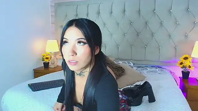 Snapshot of Liathompson_FG chatting on 11.26.25 Liathompson FG online show from 11.26.25