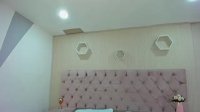 Snapshot of ZarinaWynne chatting on 05.18.26 ZarinaWynne online show from 05.18.26