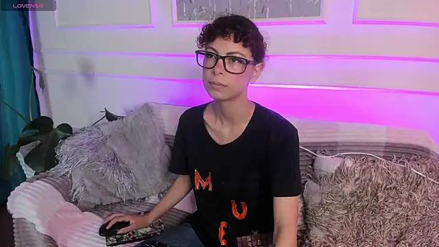 Snapshot of AliceMadnes chatting on 02.15.26 AliceMadnes online show from 02.15.26