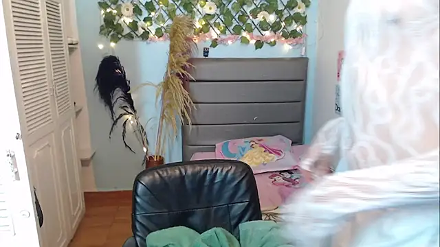 Snapshot of catherin_foxxx chatting on 11.16.25 catherin foxxx online show from 11.16.25