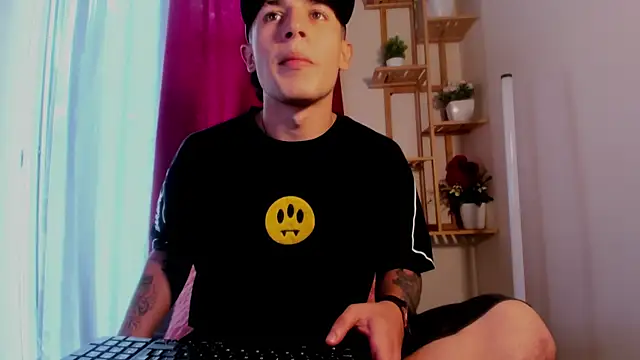 Snapshot of latiin_boy21 chatting on 11.10.25 latiin boy21 online show from 11.10.25