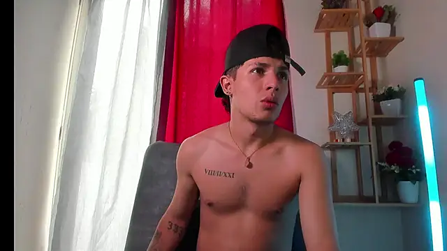 Snapshot of latiin_boy21 chatting on 11.24.25 latiin boy21 online show from 11.24.25