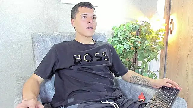 Snapshot of damian_vega13 chatting on 11.25.25 damian vega13 online show from 11.25.25