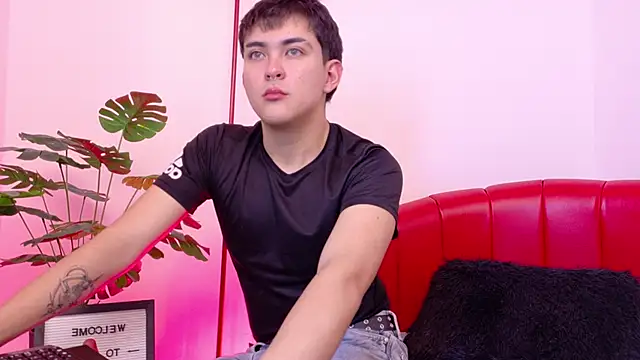 Snapshot of Valentin_X chatting on 11.16.25 Valentin X online show from 11.16.25