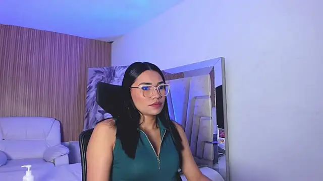 Snapshot of katemooss_ chatting on 11.26.25 katemooss online show from 11.26.25