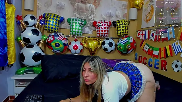 Snapshot of CamilaBliss chatting on 06.20.26 CamilaBliss online show from 06.20.26