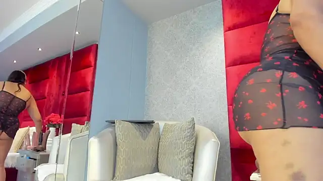 Snapshot of KasandraHall chatting on 11.27.25 KasandraHall online show from 11.27.25