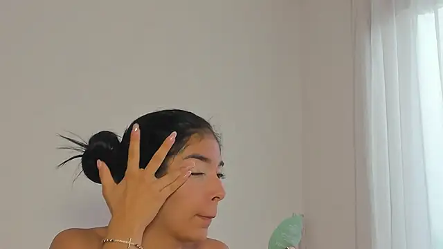 Snapshot of lunnarosse chatting on 11.23.25 lunnarosse online show from 11.23.25