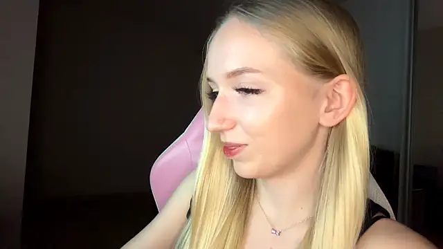 Snapshot of LaceDream chatting on 11.28.25 LaceDream online show from 11.28.25