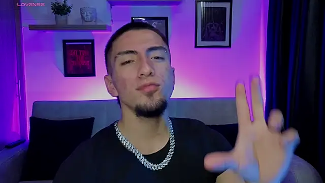 Snapshot of AresMassimoX chatting on 11.13.25 AresMassimoX online show from 11.13.25