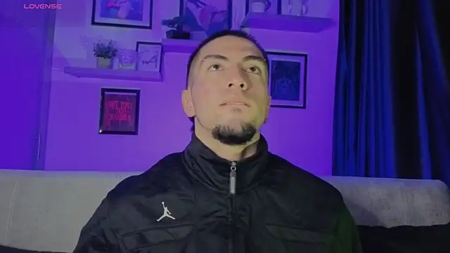 Snapshot of AresMassimoX chatting on 11.22.25 AresMassimoX online show from 11.22.25