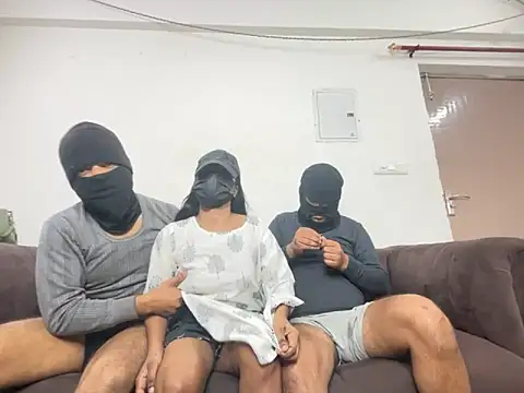 Snapshot of avnikaur chatting on 11.15.25 avnikaur online show from 11.15.25