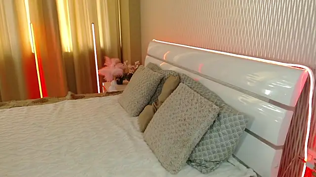 Snapshot of cutie_violet chatting on 11.22.25 cutie violet online show from 11.22.25