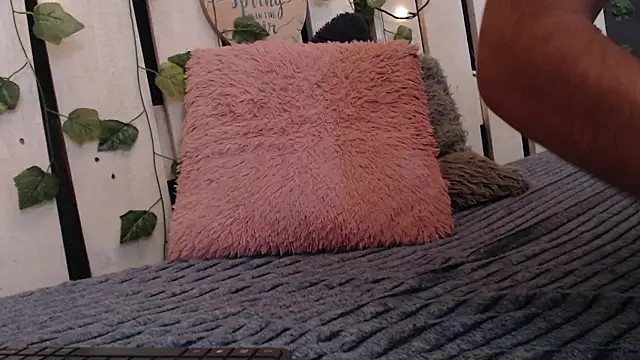 Snapshot of DUVAN_MONTES chatting on 11.17.25 DUVAN MONTES online show from 11.17.25