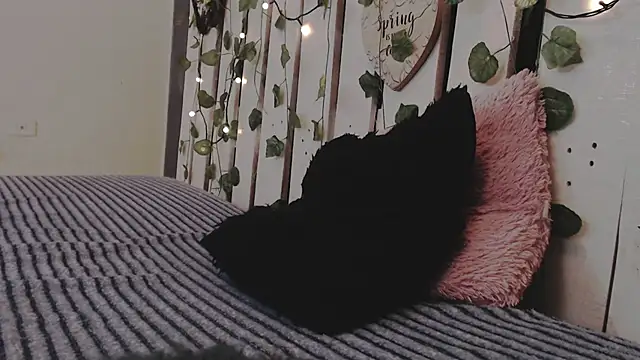 Snapshot of DUVAN_MONTES chatting on 11.18.25 DUVAN MONTES online show from 11.18.25