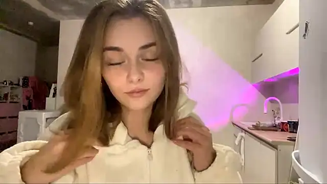 Snapshot of GeralynChiszar chatting on 11.18.25 GeralynChiszar online show from 11.18.25