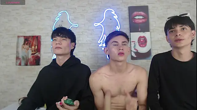 Snapshot of axel_milo_kairo_and_noa chatting on 11.15.25 axel milo kairo and noa online show from 11.15.25