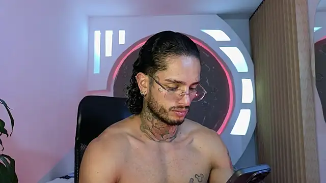 Snapshot of Alanrodgers chatting on 11.21.25 Alanrodgers online show from 11.21.25