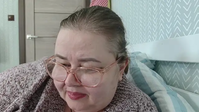 Snapshot of Natali-Gucci chatting on 11.25.25 Natali-Gucci online show from 11.25.25