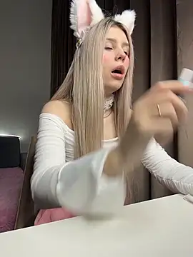 Snapshot of Olivia1Taylor1 chatting on 11.25.25 Olivia1Taylor1 online show from 11.25.25