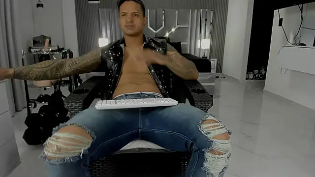 Snapshot of master_leather chatting on 06.25.26 master leather online show from 06.25.26