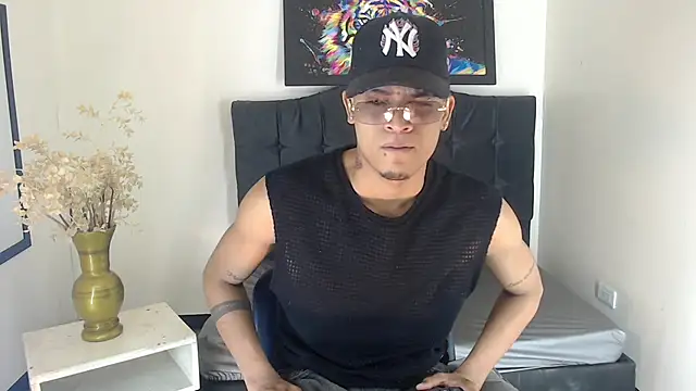 Snapshot of Isaacas_ chatting on 11.26.25 Isaacas online show from 11.26.25