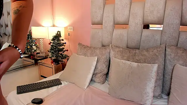 Snapshot of avrilwaynee chatting on 11.29.25 avrilwaynee online show from 11.29.25