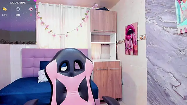 Snapshot of roxy_wildd chatting on 11.26.25 roxy wildd online show from 11.26.25