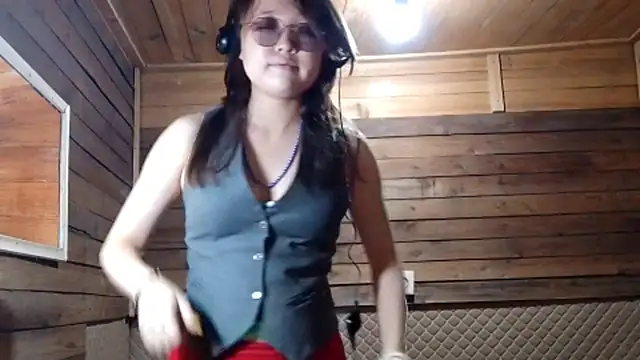 Snapshot of AiCress chatting on 11.21.25 AiCress online show from 11.21.25