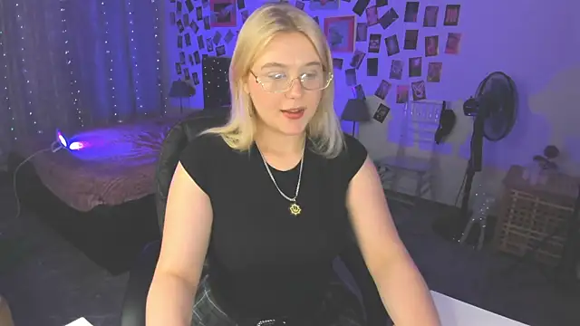 Snapshot of LouiseMous chatting on 07.07.26 LouiseMous online show from 07.07.26