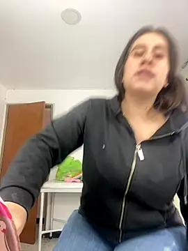 Scarlett Noire outdoors online show from 11.18.25