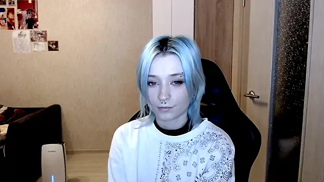 Snapshot of SophiaLur chatting on 11.18.25 SophiaLur online show from 11.18.25