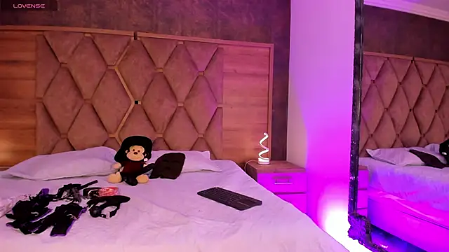 VictoriaSaenz1  online show from 11.17.25