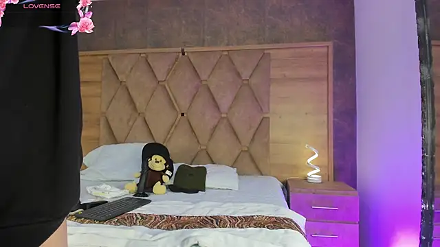 VictoriaSaenz1  online show from 11.21.25