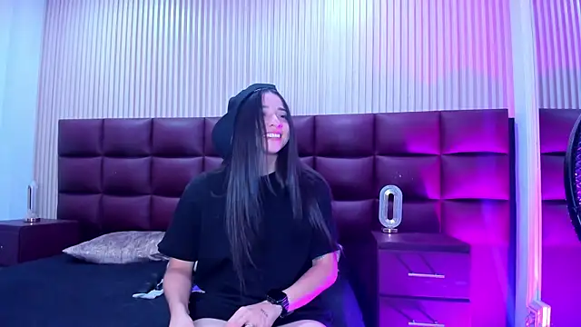 VictoriaSaenz1  online show from 11.30.25