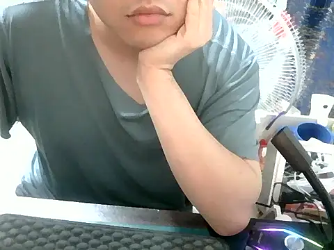 Snapshot of wei0iew chatting on 12.04.25 wei0iew online show from 12.04.25