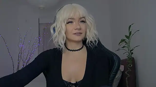 Snapshot of MiniMuse chatting on 12.03.25 MiniMuse online show from 12.03.25