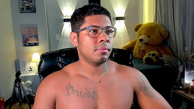 Snapshot of LEONHDZ chatting on 11.27.25 LEONHDZ online show from 11.27.25