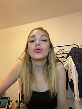 Snapshot of lunababy77 chatting on 11.17.25 lunababy77 online show from 11.17.25