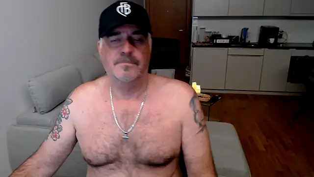 Snapshot of Buidapest chatting on 11.18.25 Buidapest online show from 11.18.25