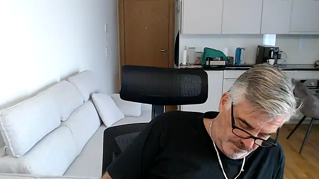 Snapshot of Buidapest chatting on 11.20.25 Buidapest online show from 11.20.25