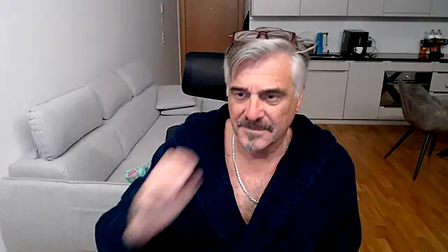 Snapshot of Buidapest chatting on 11.22.25 Buidapest online show from 11.22.25