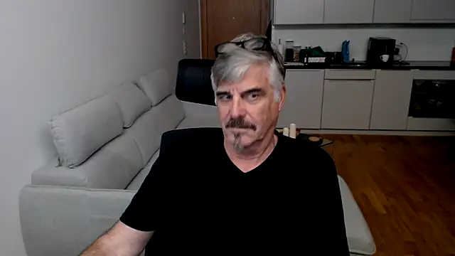 Snapshot of Buidapest chatting on 12.13.25 Buidapest online show from 12.13.25