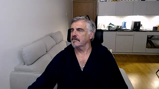 Snapshot of Buidapest chatting on 12.15.25 Buidapest online show from 12.15.25